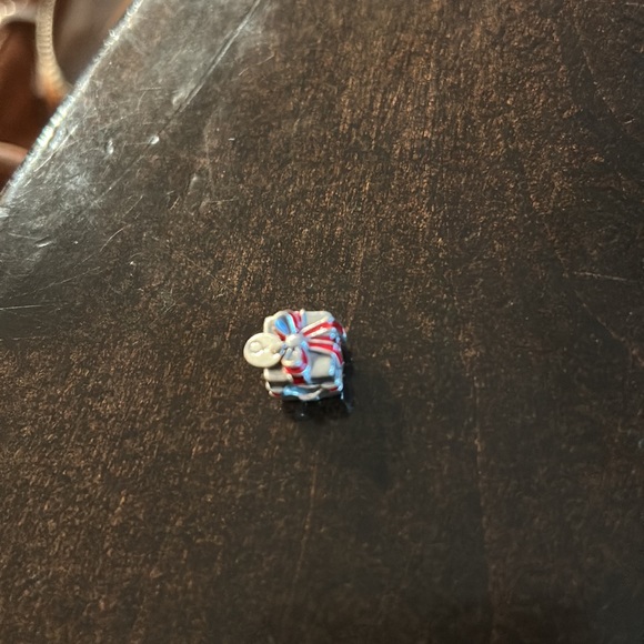 Pandora charm- gift box with red ribbon and dangling tag. - Picture 6 of 6
